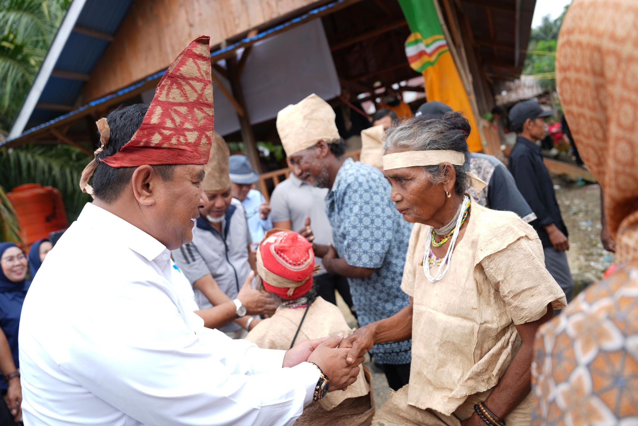 Kunjungi Suku Bunggu di Perbatasan Pasangkayu-Donggala, Pj Bahtiar Disambut Tarian Me