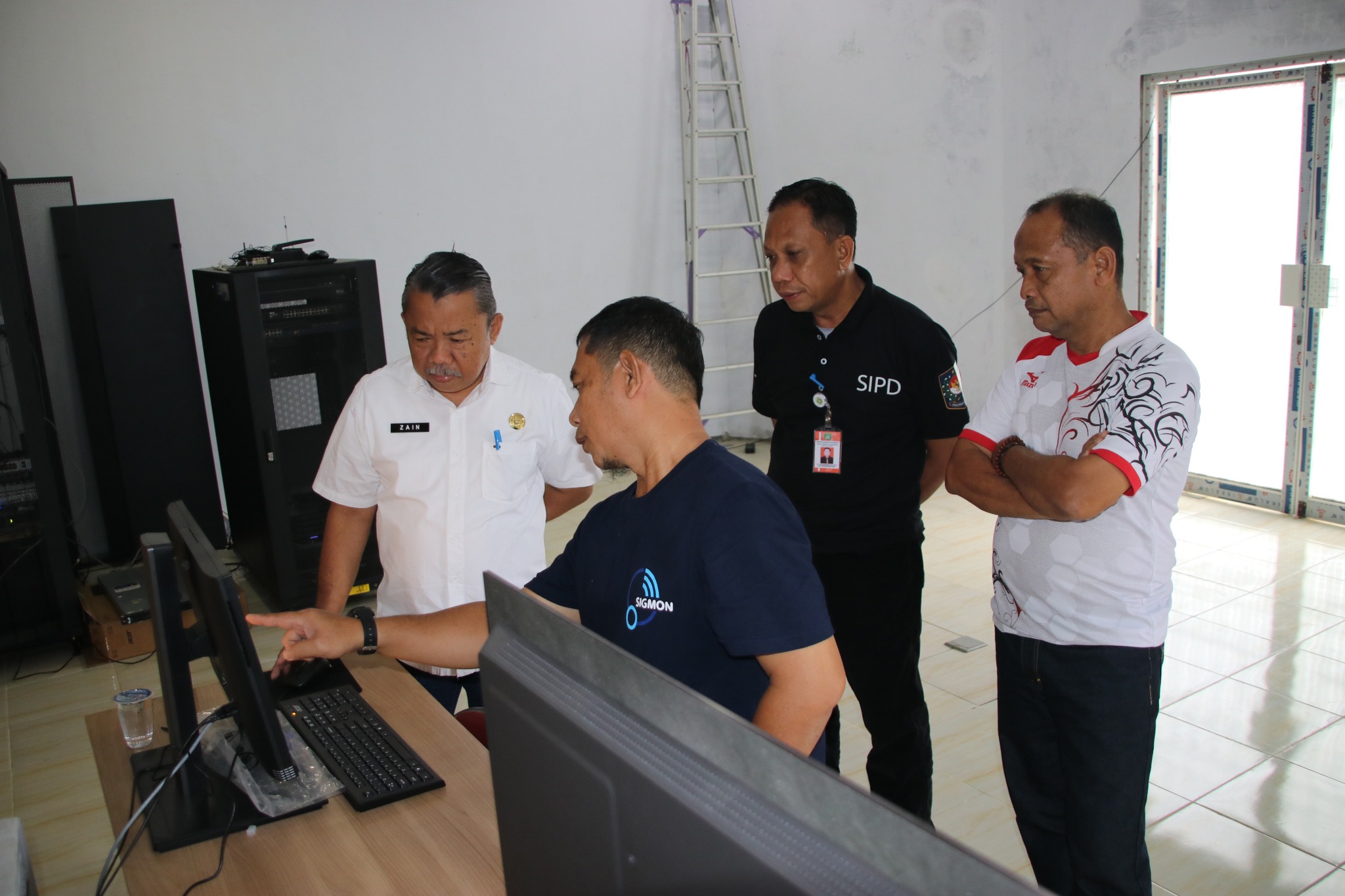 Kadis Kominfopers Dampingi Sekda Pasangkayu Tinjau Kapasitas Internet di Kantor Pusat Layanan Informasi