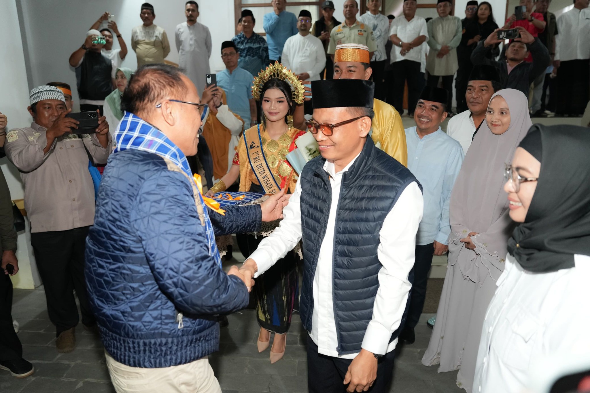 Gubernur-Wagub Sulbar Makan Sahur Perdana Bersama Masyarakat Polman