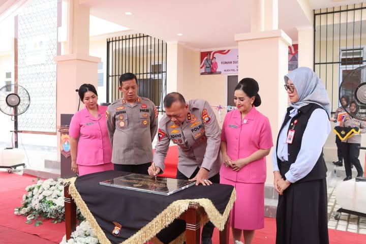 Wabup Herny Dampingi Kapolda Sulbar Resmikan Rumah Susun Polres Mamuju