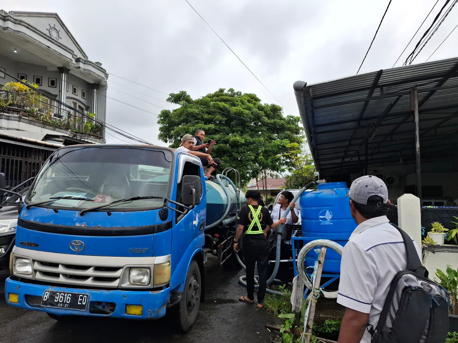 Banjir Ganggu Pendistribusian Air Bersih, Dirut PDAM Makassar Instruksikan Jajarannya Distribusikan Lewat Mobil Tangki