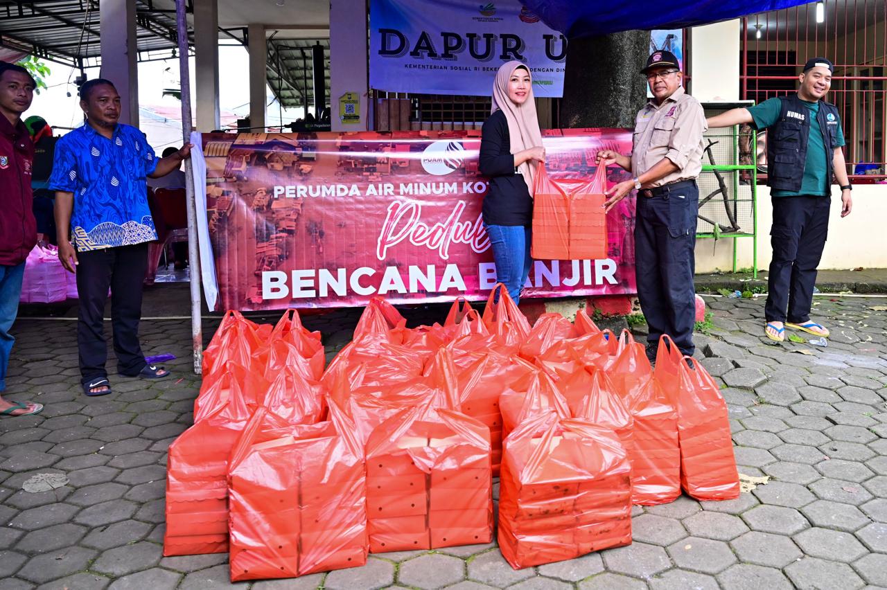 Setelah Berikan Bantuan Air Bersih, Kini PDAM Makassar Salurkan 500 Paket Makanan di Wilayah Terdampak Banjir di Antang