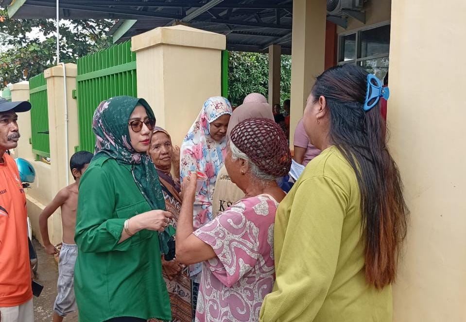 Kunjungi Lokasi Banjir di Manggala, Anggota Dewan Umiyati Serahkan Bantuan Bagi Para Pengungsi