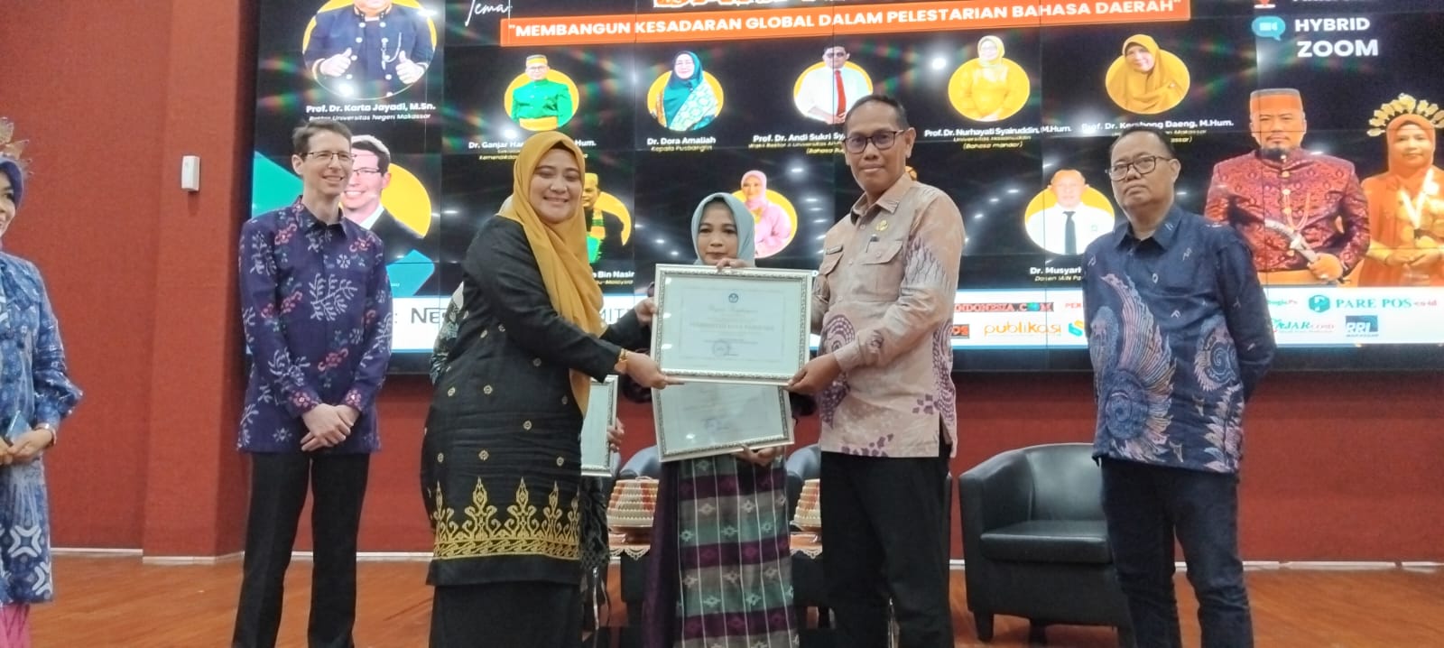 Sehari Pasca Dilantik, Wali Kota Parepare Raih Penghargaan Perdana dari Balai Bahasa Kemendikdasmen