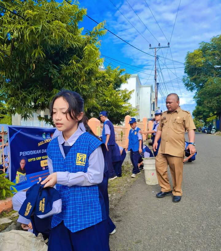 Kompak, Warga SMPN 4 Parepare Kerja Bakti Bersihkan Lingkungan Sekolah Sambut Ramadan