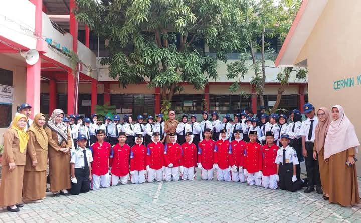 Semangat Senin Pagi, SMPN 10 Parepare Awali dengan Kerja Bakti, Salam Sapa Hingga Upacara Bendera 