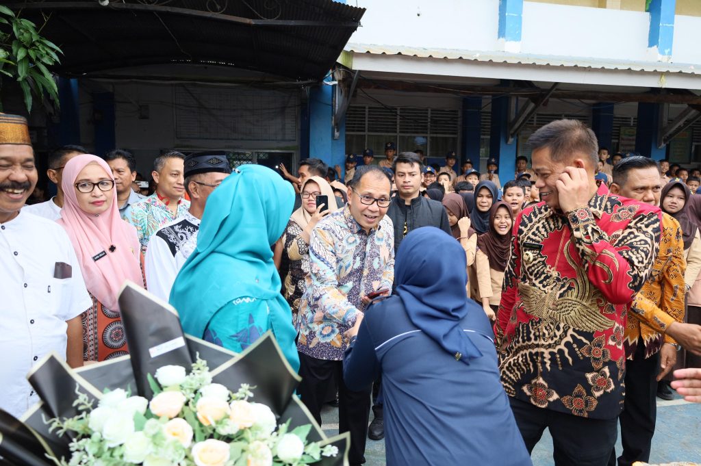 Danny Pomanto Dampingi Prof Fadjry Djufry Tinjau Pelaksanaan MBG dan Pemerikasaan Kesehatan Gratis di Empat Sekolah
