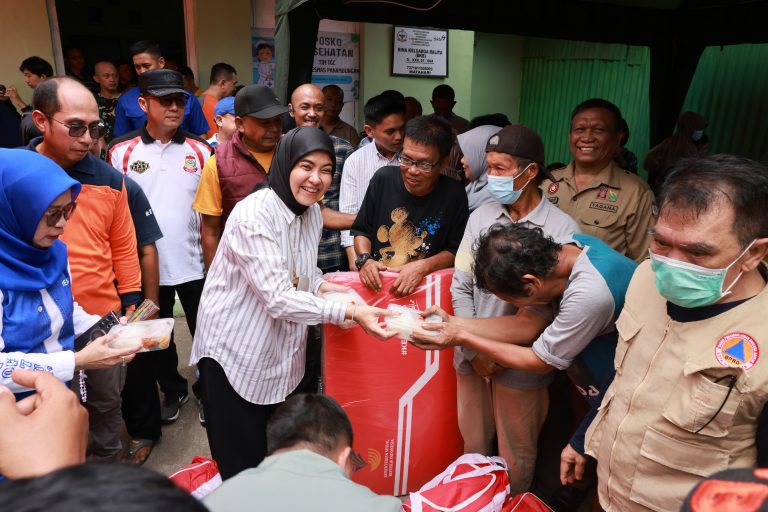 Tinjau Lokasi Kebakaran di Asrama Kesdam, Wawali Makassar Salurkan Bantuan Bagi Warga Terdampak