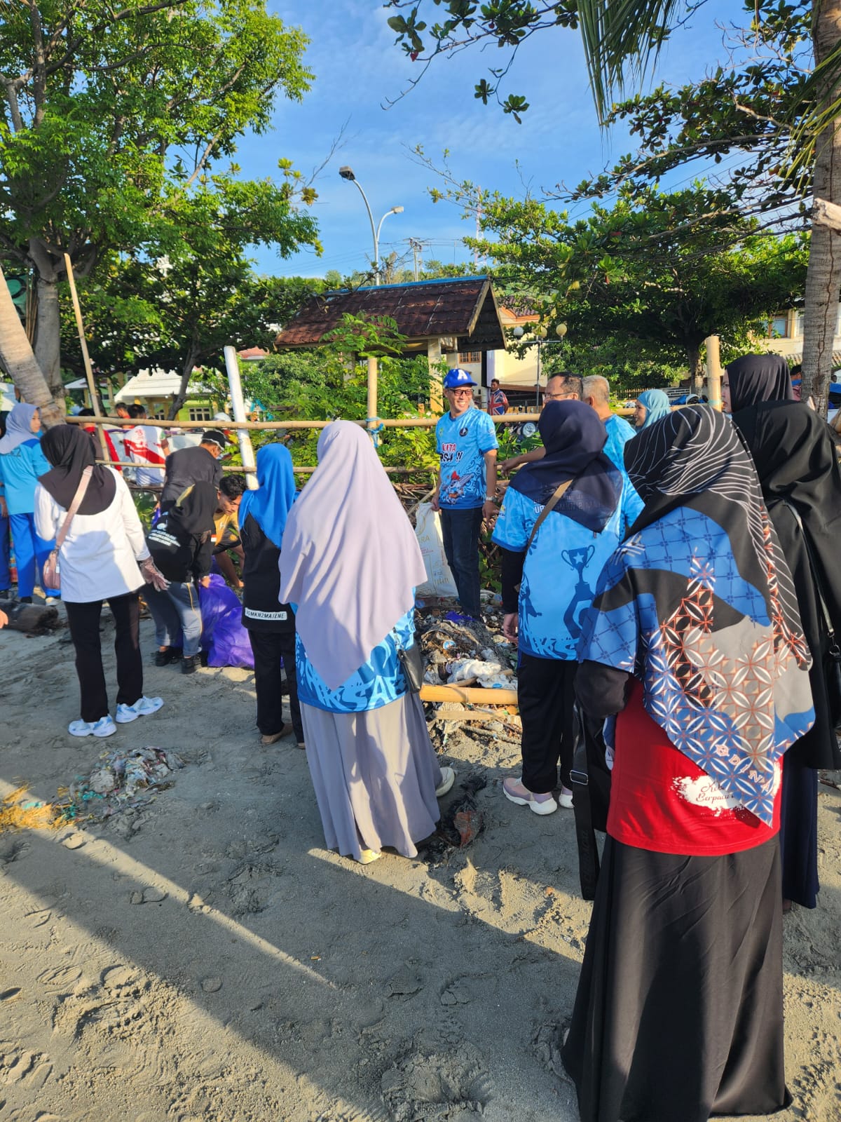 Disdikbud Sulbar Lakukan Gerakan Bersih Sampah di Majene, Libatkan Pelajar SMA dan SMK
