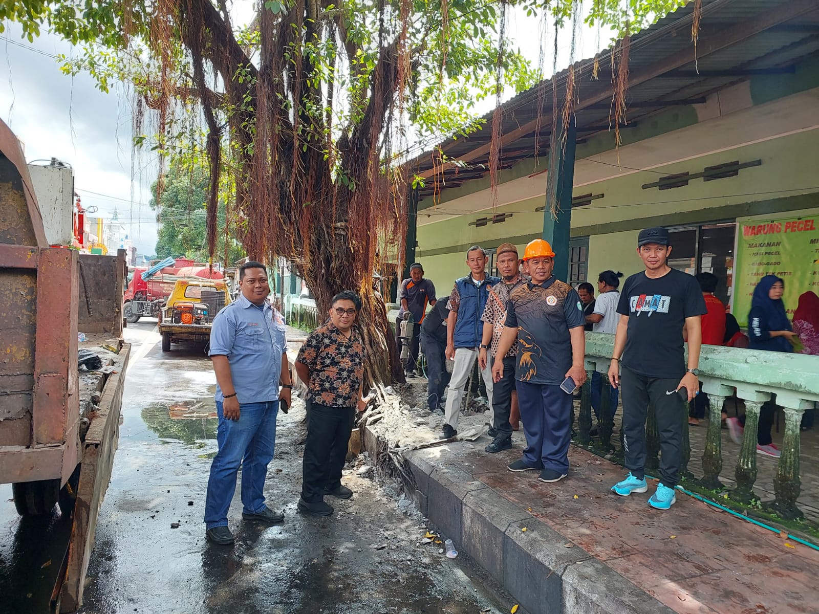 Tuntas, Kecamatan Ujung, Damkar, BPBD, DLH, PUPR dan Masyarakat Kolaborasi Tangani Selokan Tersumbat