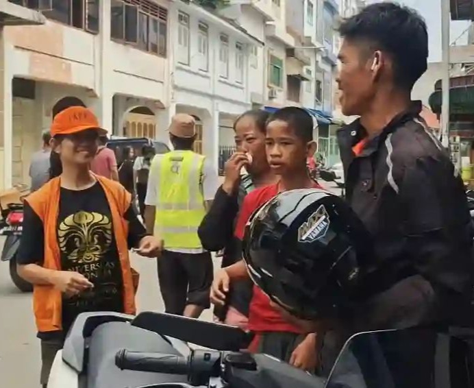 Isi Libur Semester dengan Membantu Ekonomi Keluarga, Mahasiswi UI Wenni Jesika Pilih Jadi Tukang Parkir 