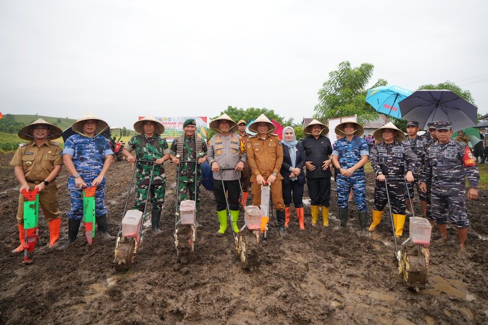 Serentak se-Indonesia Bersama Mentan dan Kapolri, Prof Fadjry Djufry Tanam Jagung di Jeneponto