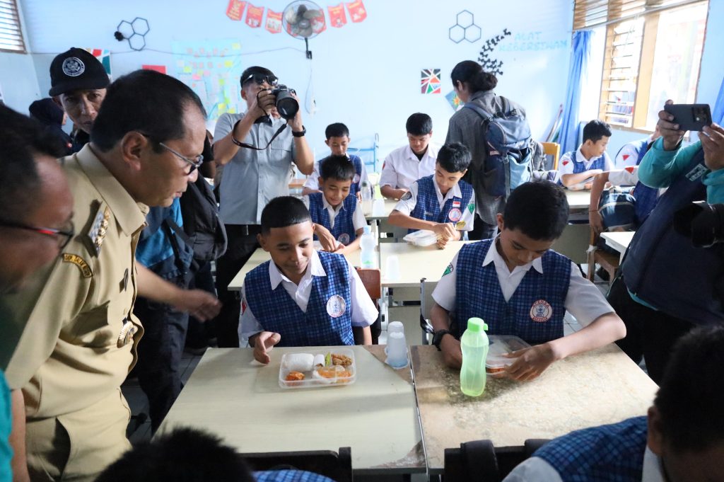 Dukung Penuh Program Prabowo, Wali Kota Makassar Tinjau Langsung Uji Coba Makan Bergizi Gratis