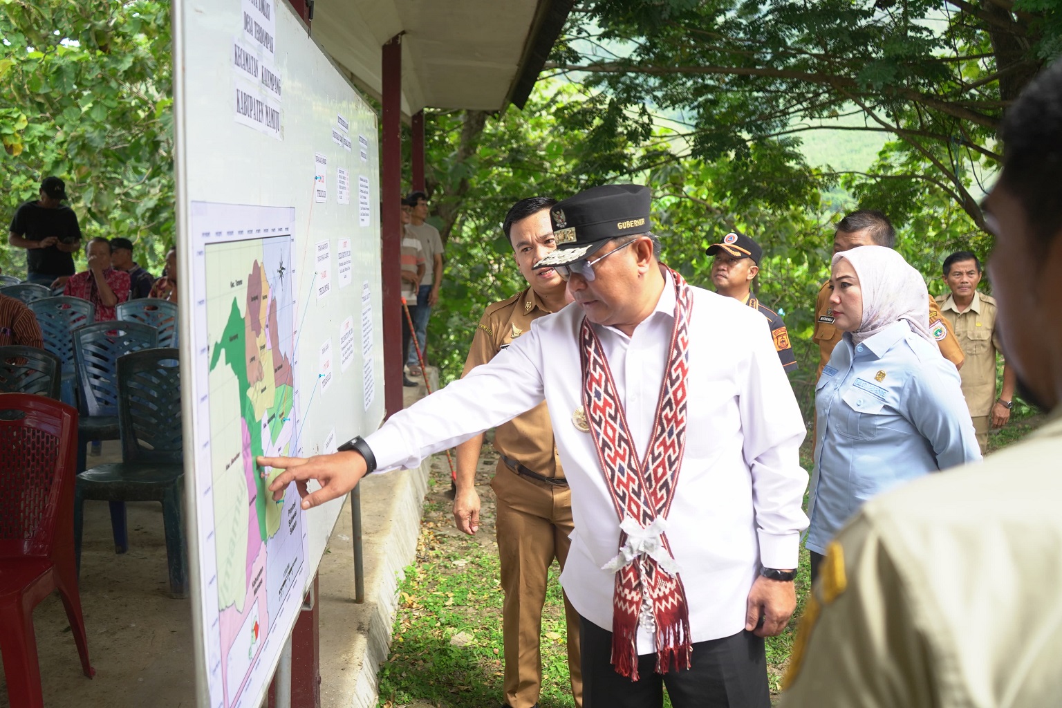 Temui Masyarakat Kalumpang, Pj Bahtiar Ajak Perbanyak Menanam dan Bagikan Ribuan Bibit Ikan Nila