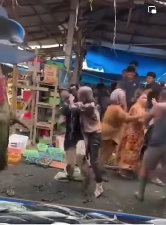 Tante dan Keponakan Berkelahi di Pasar Morowali, Polisi Sayangkan Hanya Jadi Tontonan dan Tidak ada yang Melerai