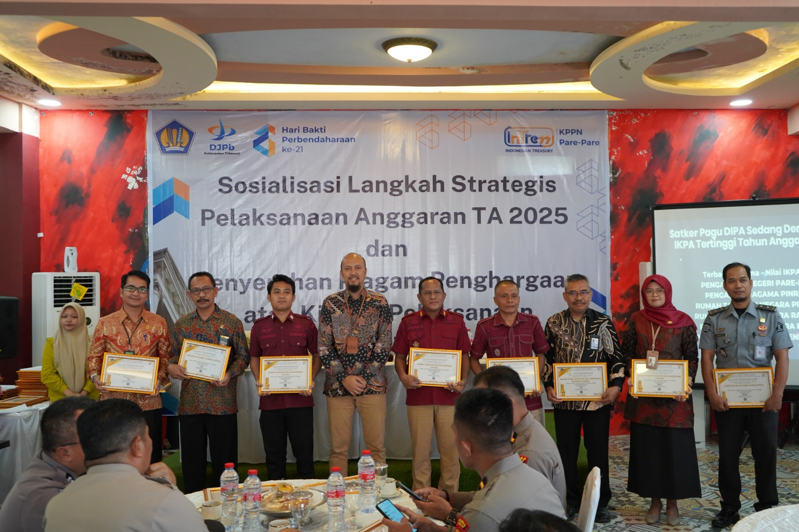 KPPN Gelar Sosialisasi Langkah Strategis Pelaksanaan Anggaran 2025 dan Penyerahan Penghargaan Satker Berprestasi 2024