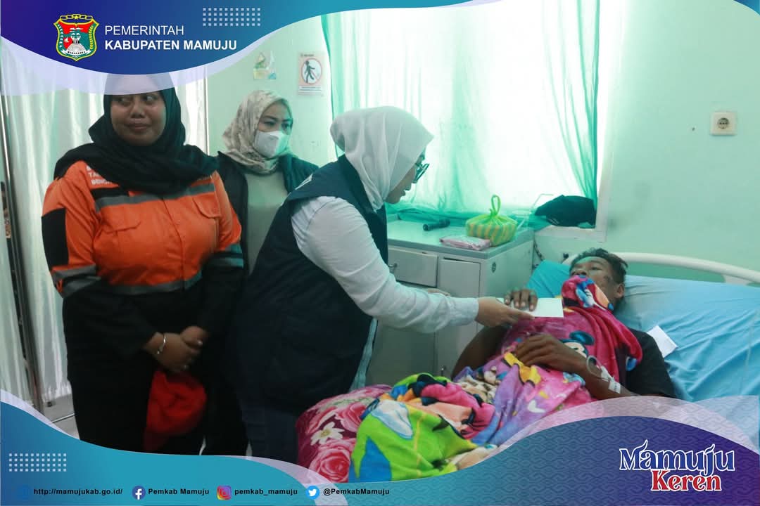 Bupati Sutinah Besuk Korban Longsor di Dua Rumah Sakit