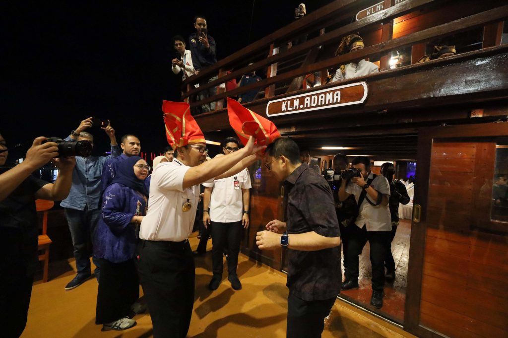 Hidupkan Kapal Pinisi di Pantai Losari, Menteri Kebudayaan Fadli Zon Apresiasi Danny Pomanto Karena Perkenalkan Warisan Budaya Dunia