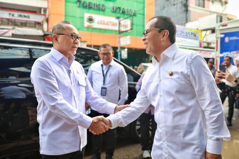 Bersama Danny Pomanto Tinjau Harga Pangan di Makassar, Zulkifli Hasan Sebut Relatif Stabil