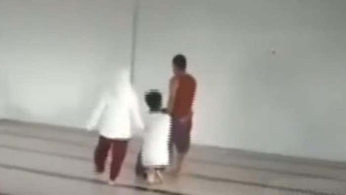 Guru SMP dan Siswinya Mesum di Masjid Viral, Panik dan Bersujud di Depan Warga yang Menggerebek