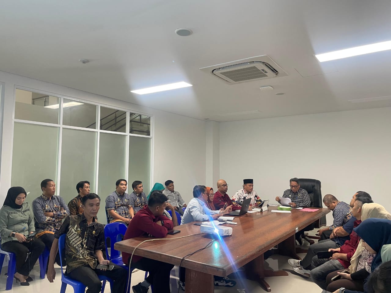 Sekretariat DPRD Sulbar Gelar Rapat Perkenalan Sekwan, Fokus pada Peningkatan Nilai SPBE