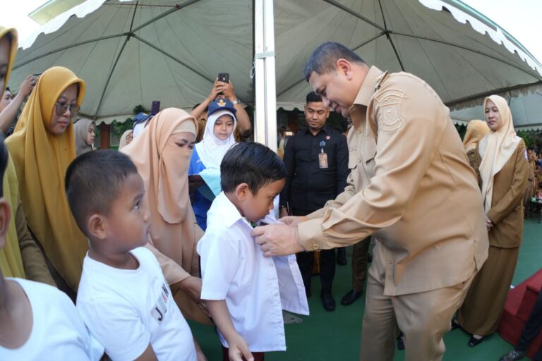 Bagikan Seragam Sekolah Gratis, Wali Kota Makassar Sebut Upaya Nyata Meringankan Ekonomi Orangtua Siswa