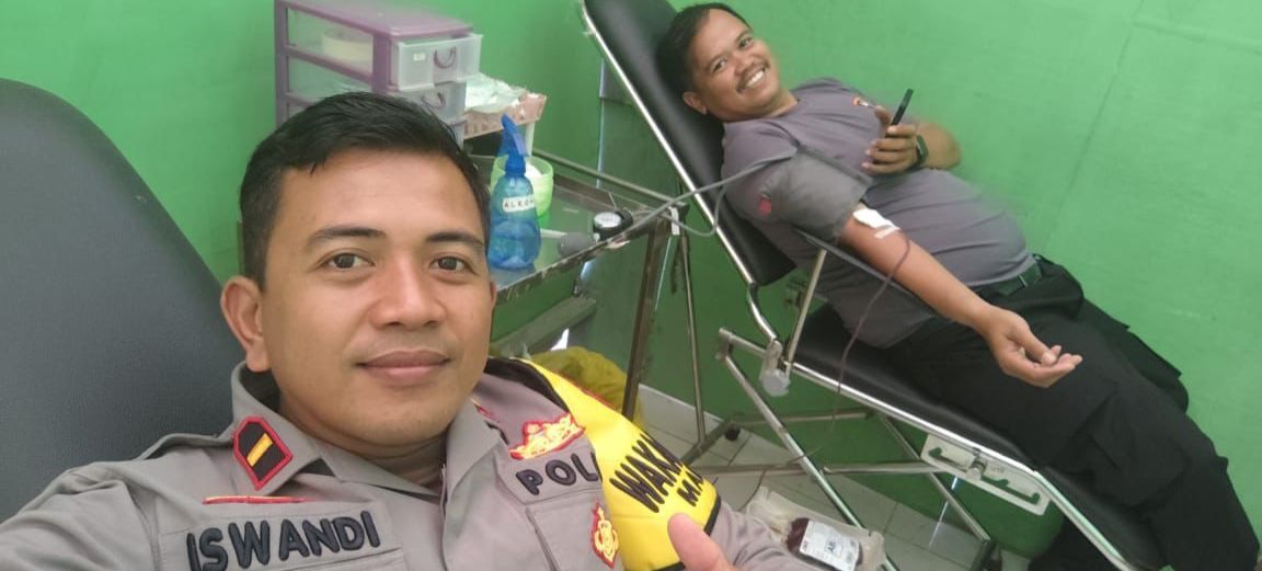 Anggota Polresta Mamuju Sigap Donorkan Darah untuk Pasien Usai Operasi di Rumah Sakit