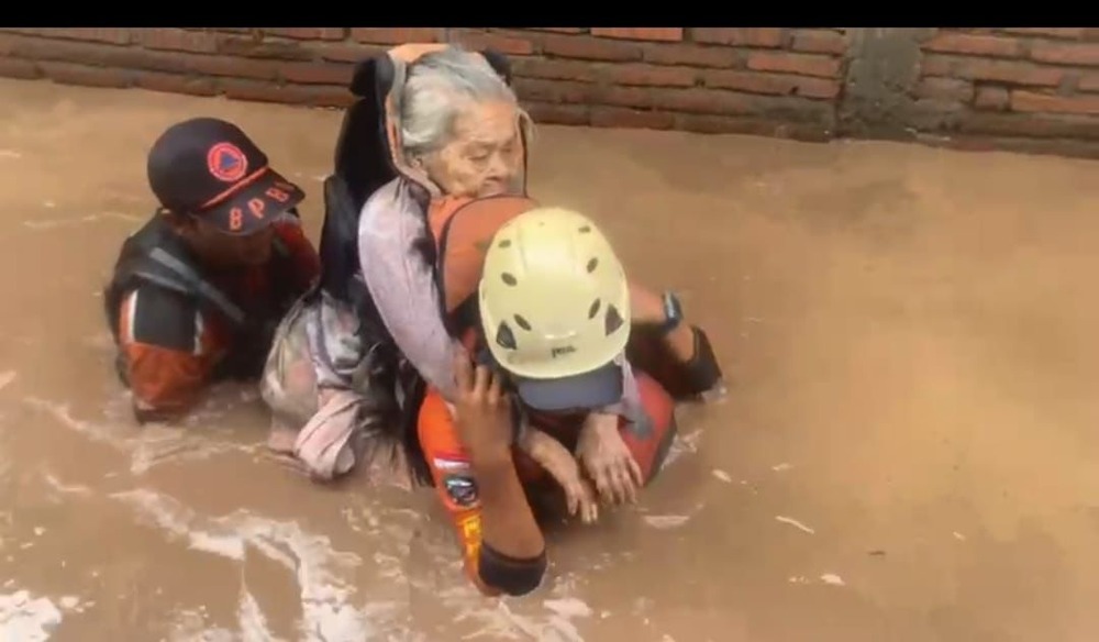 Banjir Landa Empat Kabupaten di Sulsel, Gubernur Instruksikan BPBD dan Dinsos Segera Bergerak