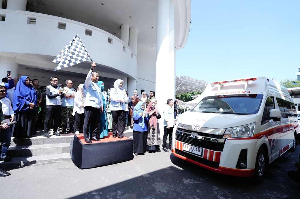 Gubernur Luncurkan Mobil Ambulans Pertama di Sulsel yang Dilengkapi Ruang Operasi
