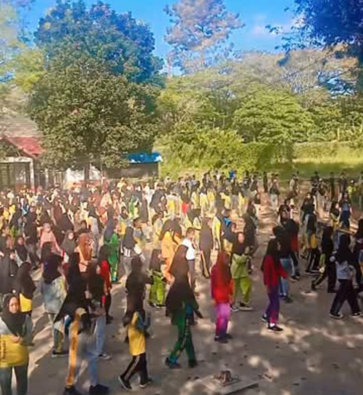 Senam Sehat Anak Indonesia Hebat dan Permainan Tradisional Warnai Hari Anak Nasional di SMPN 4 Parepare
