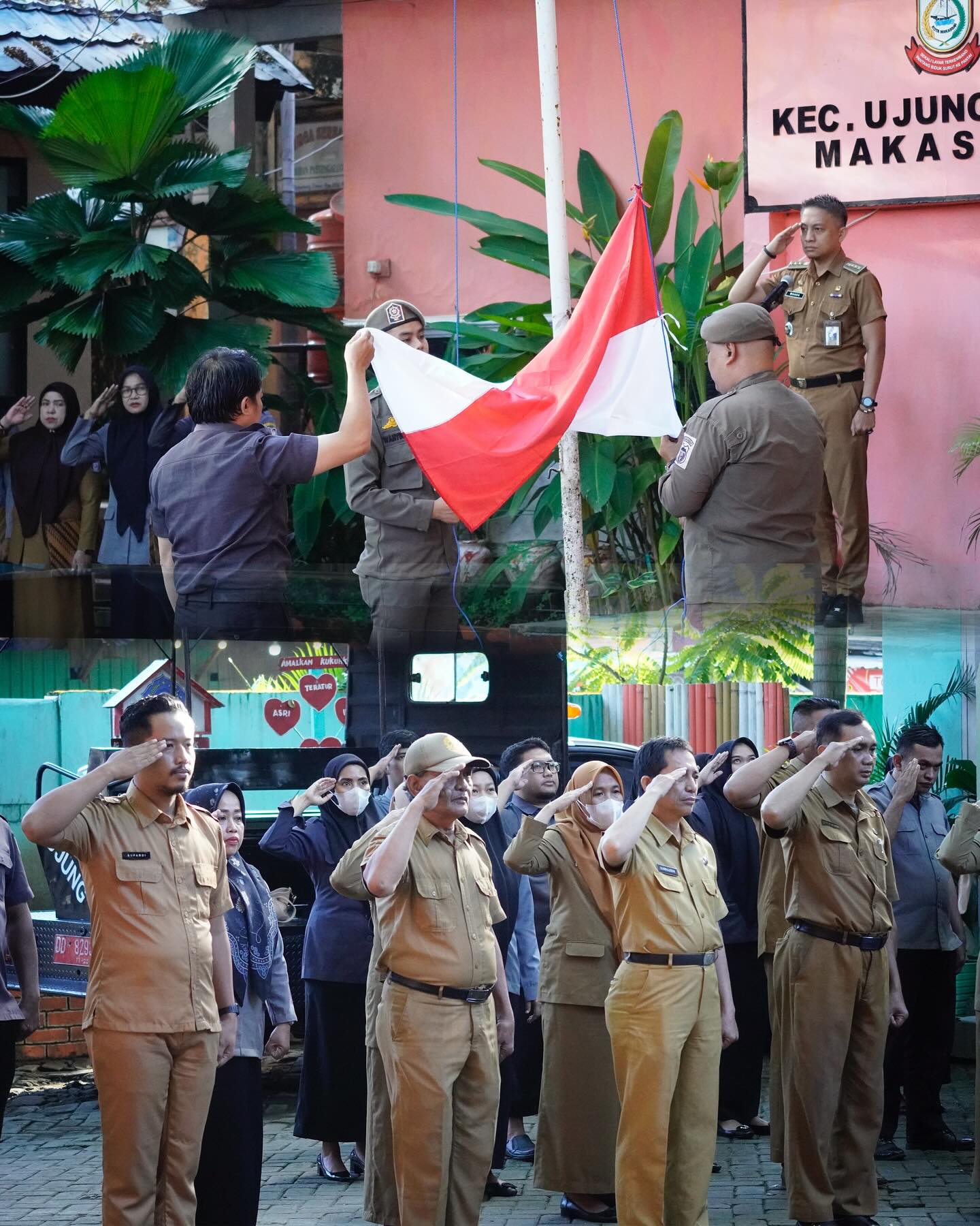 Jadi Pembina Upacara, Camat Ujung Tanah Dorong Semangat Pelayanan Publik