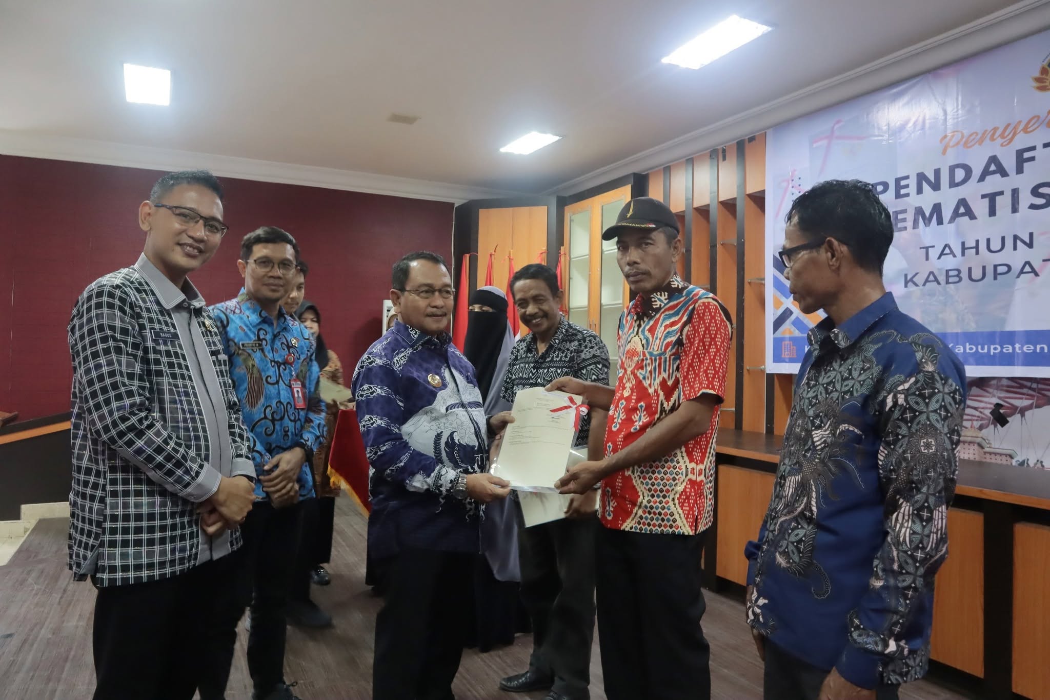 Penyerahan Sertifikat Tanah Melalui Program PTSL, Bupati Pasangkayu: Memberikan Kepastian Hukum Secara Cepat dan Murah