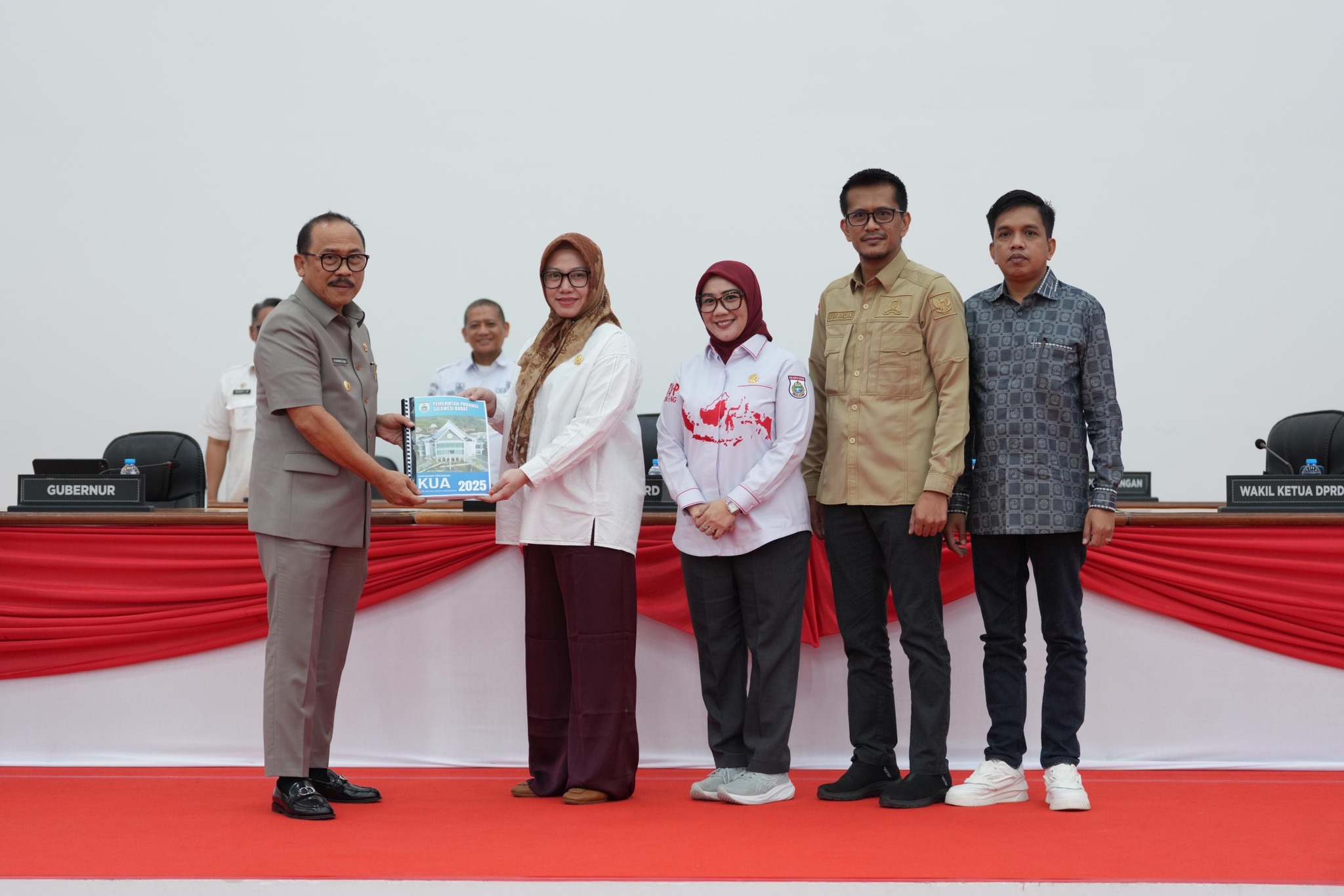 DPRD Sulbar Gelar Rapat Paripurna Penyerahan Rancangan KUA-PPAS APBD 2026