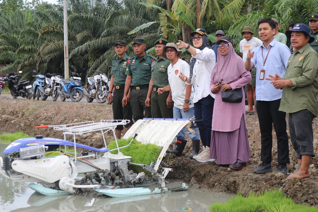 Hadiri Ujicoba Mesin Tanam Padi di Dusun Bambarada, Wabup Pasangkayu Berpesan Rawat dengan Baik dan Manfaatkan secara Bijak