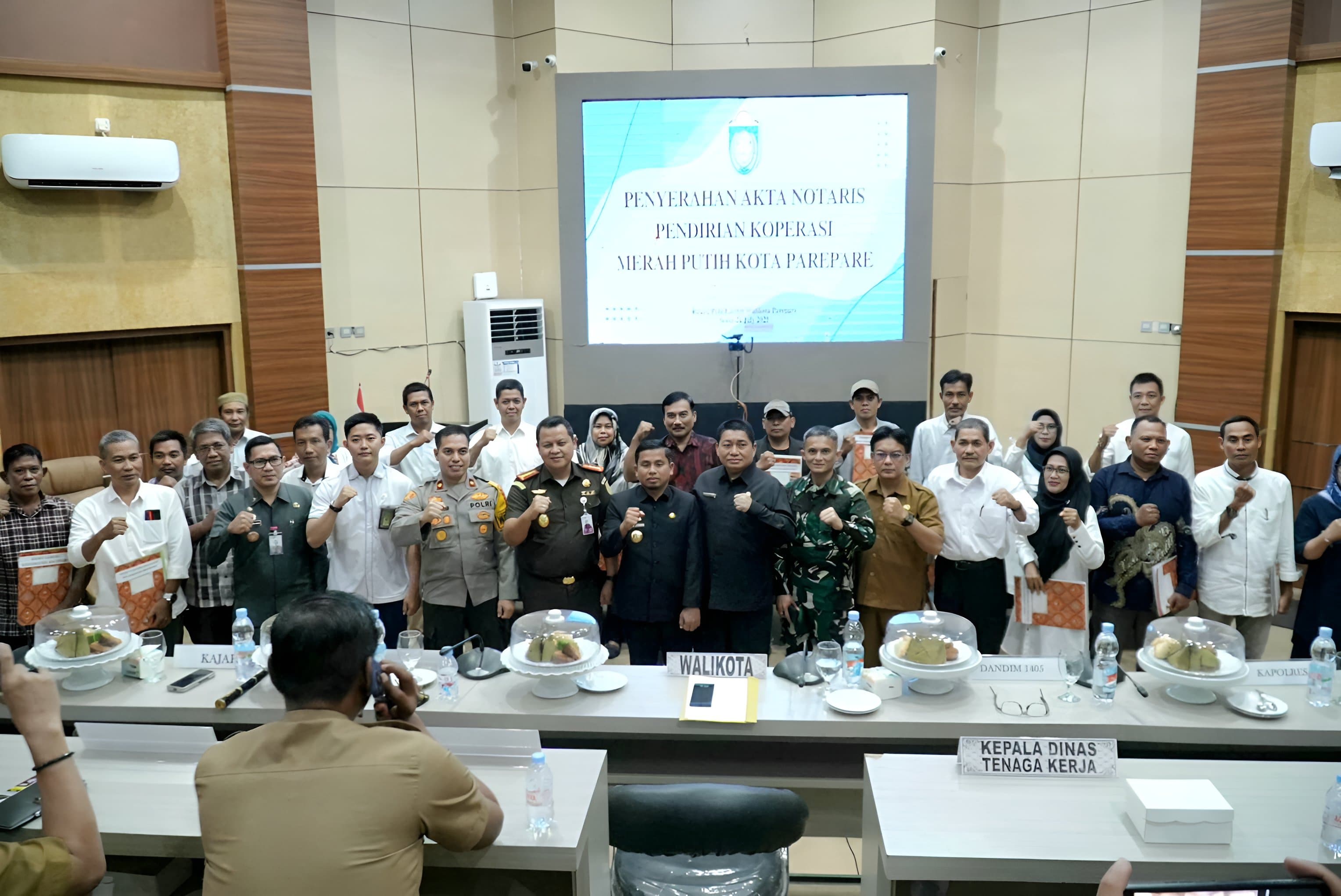 Peluncuran Secara Nasional oleh Presiden, Wali Kota Parepare Serahkan Akta Koperasi Merah Putih di 22 Kelurahan 