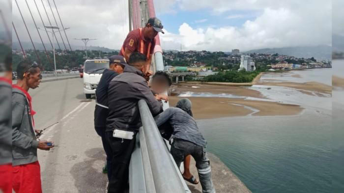 Gadis Ambon Ingin Bunuh Diri Lompat dari Jembatan, Diduga Lantaran Pacar Lesbinya Ingin Menikah dengan Pria 