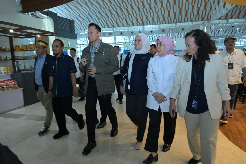 Aliyah Mustika Ilham Dampingi Menko AHY Pantau Progres Pembangunan Bandara Sultan Hasanuddin