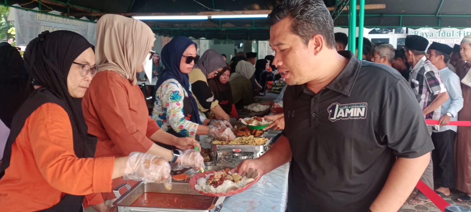 Masyarakat Hingga Pejabat Puas Layanan Makan Siang Gratis Jumat Berkah Masjid Raya