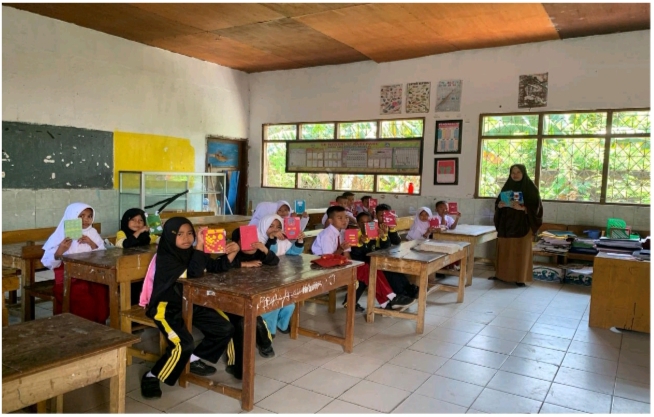 Galaksi Edukasi: Terobosan Kreatif Guru SD untuk Meningkatkan Literasi Melalui Kamus Siswa