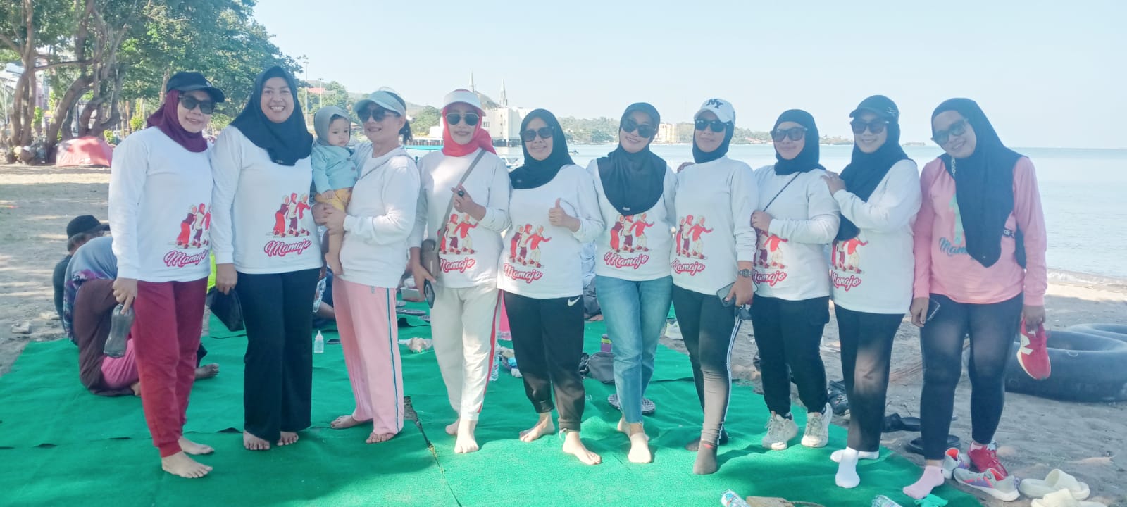 Aksi Jumat Bersih, Emak-emak Jogging Pelopori Gerakan Bersih-bersih PantaiKu