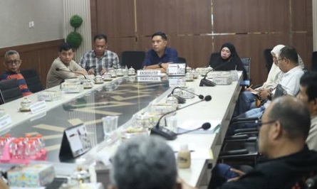 Plt Sekwan Pimpin Kabag dan Kasubag Hadiri Rapat Monev Komisi A DPRD Makassar