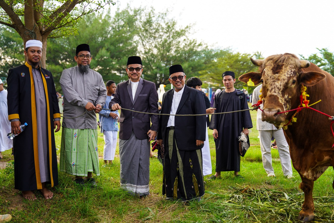 Sekda Sulsel Laksanakan Salat Iduladha di Masjid Kubah 99, Pemprov Salurkan 26 Ekor Sapi Kurban