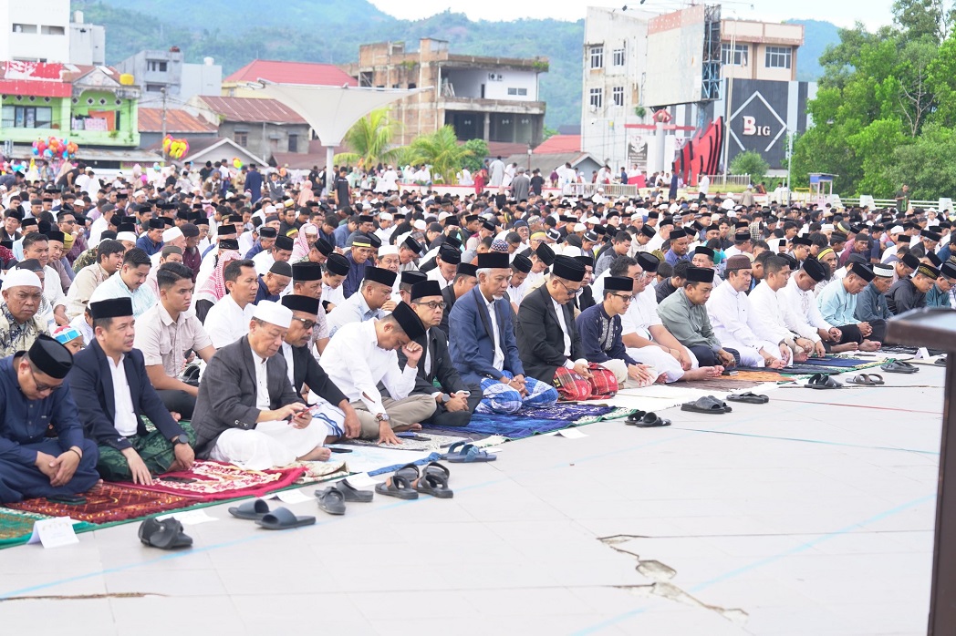 Gubernur-Wagub Sulbar hingga Forkopimda Salat Idul Adha di Pantai Manakarra Mamuju