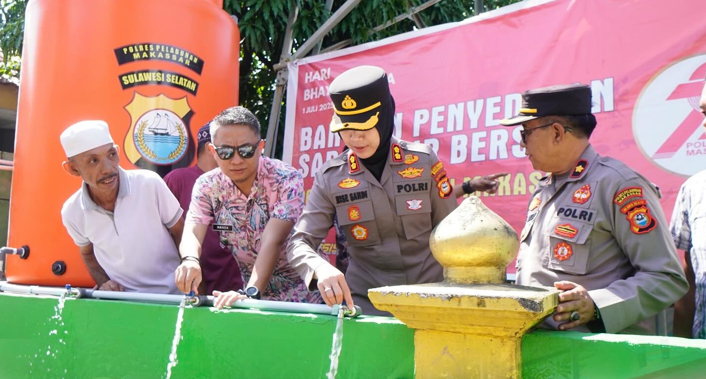 Camat Ujung Tanah Dampingi Kapolres Pelabuhan Serahkan Bantuan Sarana Air Bersih dan Perlengkapan Salat