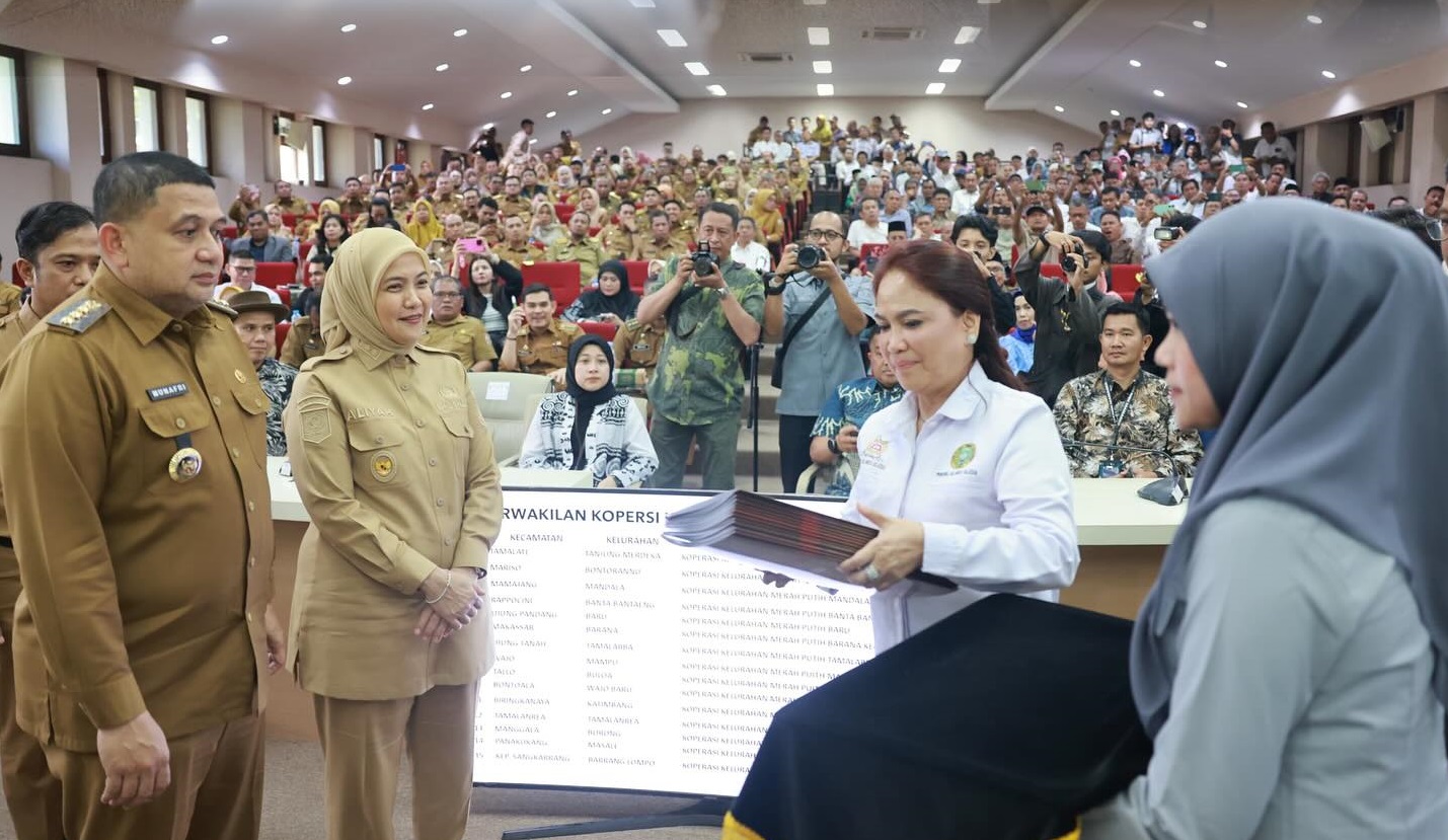 Wali Kota Munafri Serahkan SK Pengesahan Badan Hukum Koperasi Kelurahan Merah Putih se-Makassar