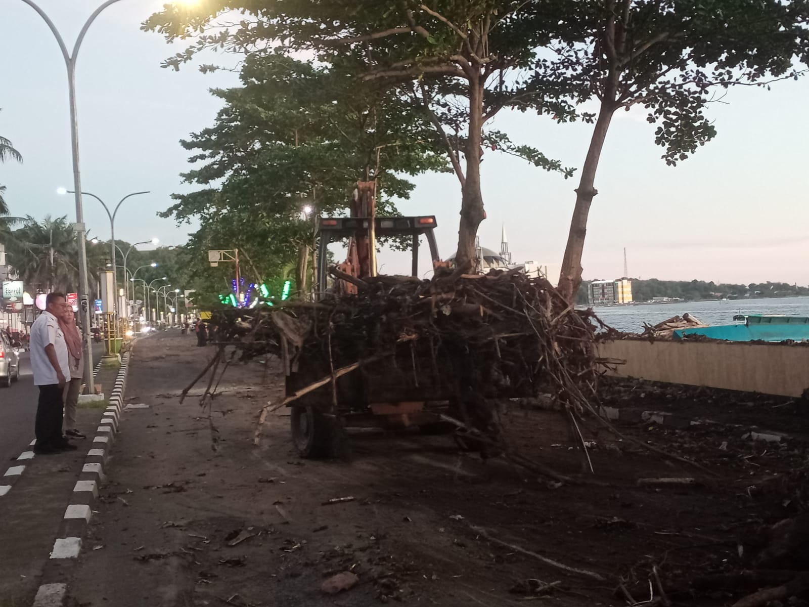 Bergerak Kolaboratif, DLH Parepare Bersihkan Sampah Pesisir di Jalan Mattirotasi Dukung Program Wali Kota