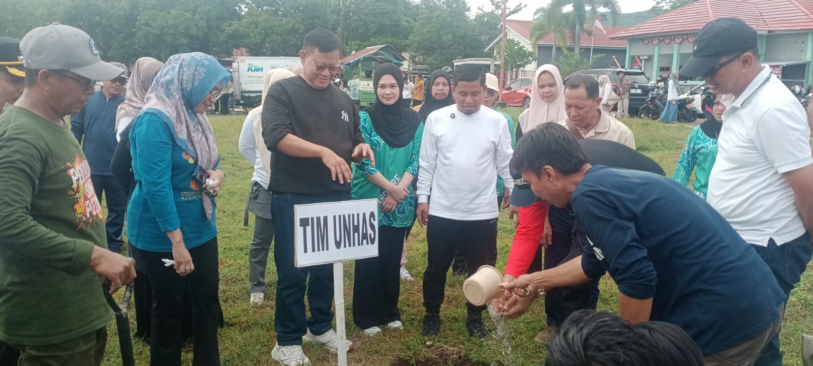 Unhas Dukung Program Wali Kota Parepare, Salurkan Ratusan Bibit Sukun untuk Penghijauan di Semua Kecamatan 
