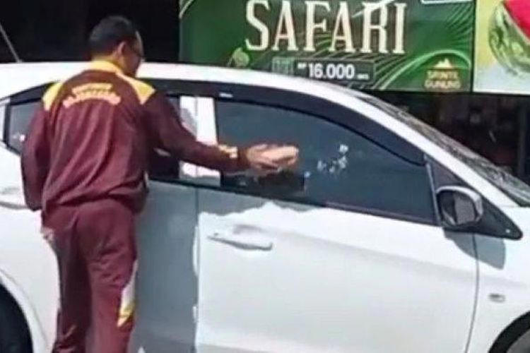 Suami Ngamuk Rusaki Mobil yang Dikendarai Istri, Diduga Ada Masalah Keluarga