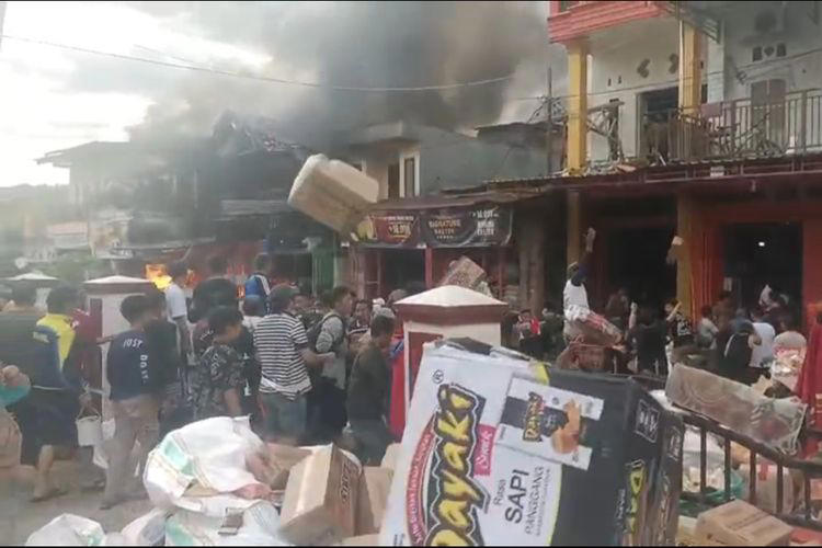 Warga Mamasa Padamkan Api dengan Air Kemasan, Gegara Damkar Tak Datang