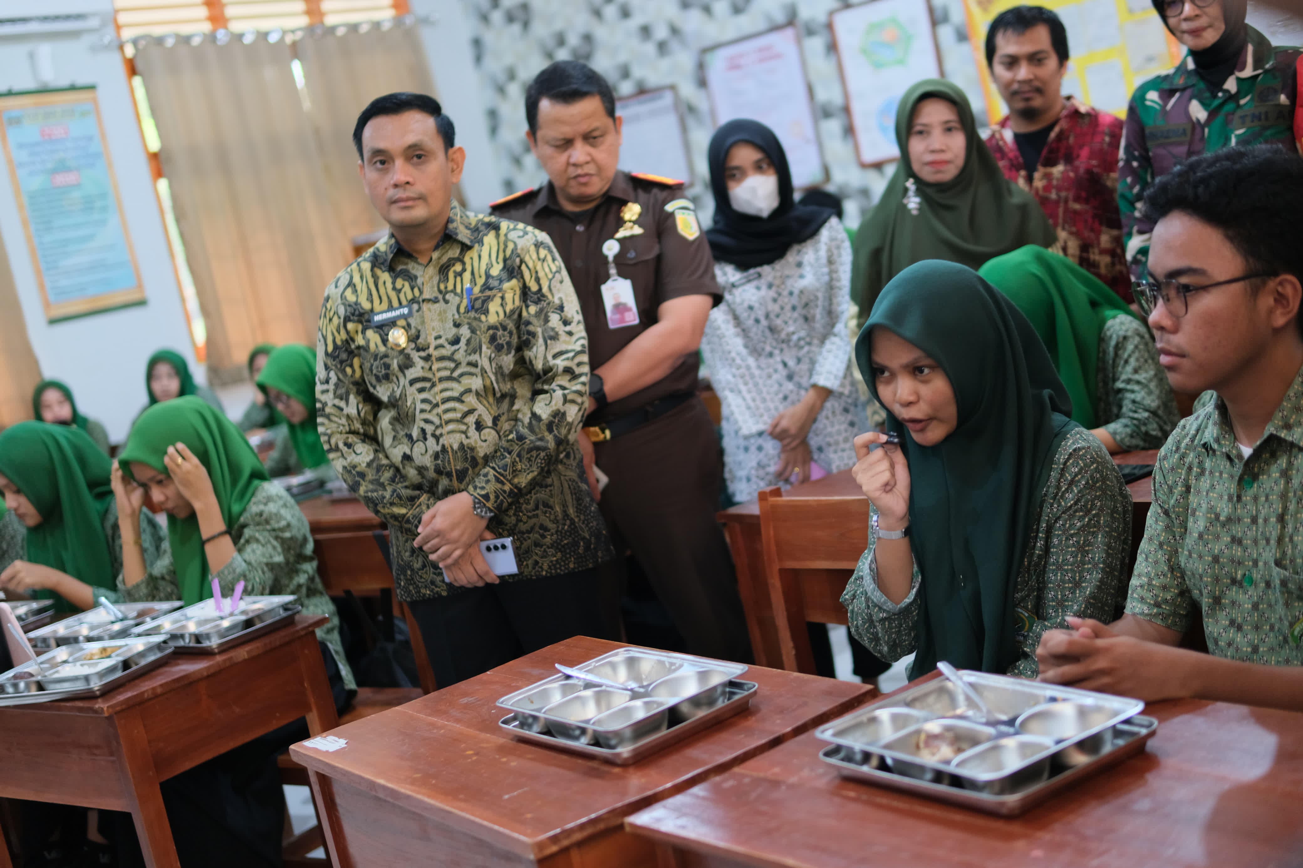 Makan Bergizi Gratis Sasar 2245 Siswa di Parepare, Wawali Hermanto Tinjau Pastikan Gizi Anak Terpenuhi